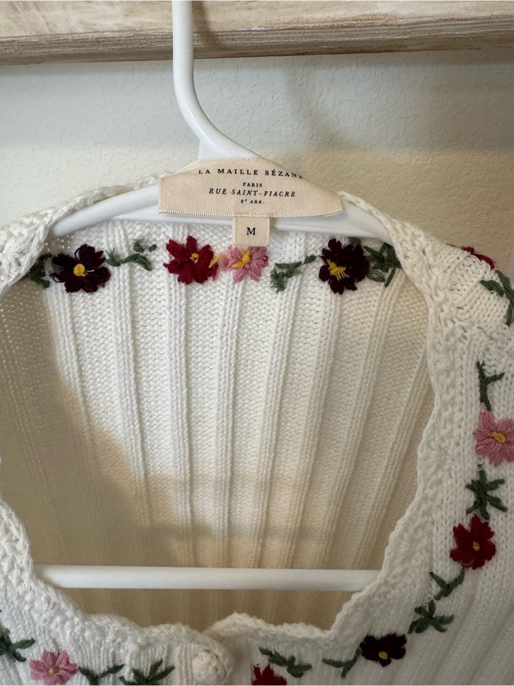 Sezane Gilet Ilena White Ribbed Short-Sleeve Cardigan with Floral Embroidery - Picture 3 of 8